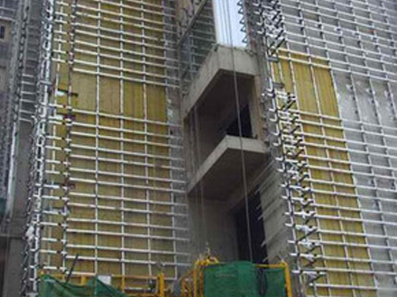 外墙保温层的抗裂砂浆层施工应符合哪些规定